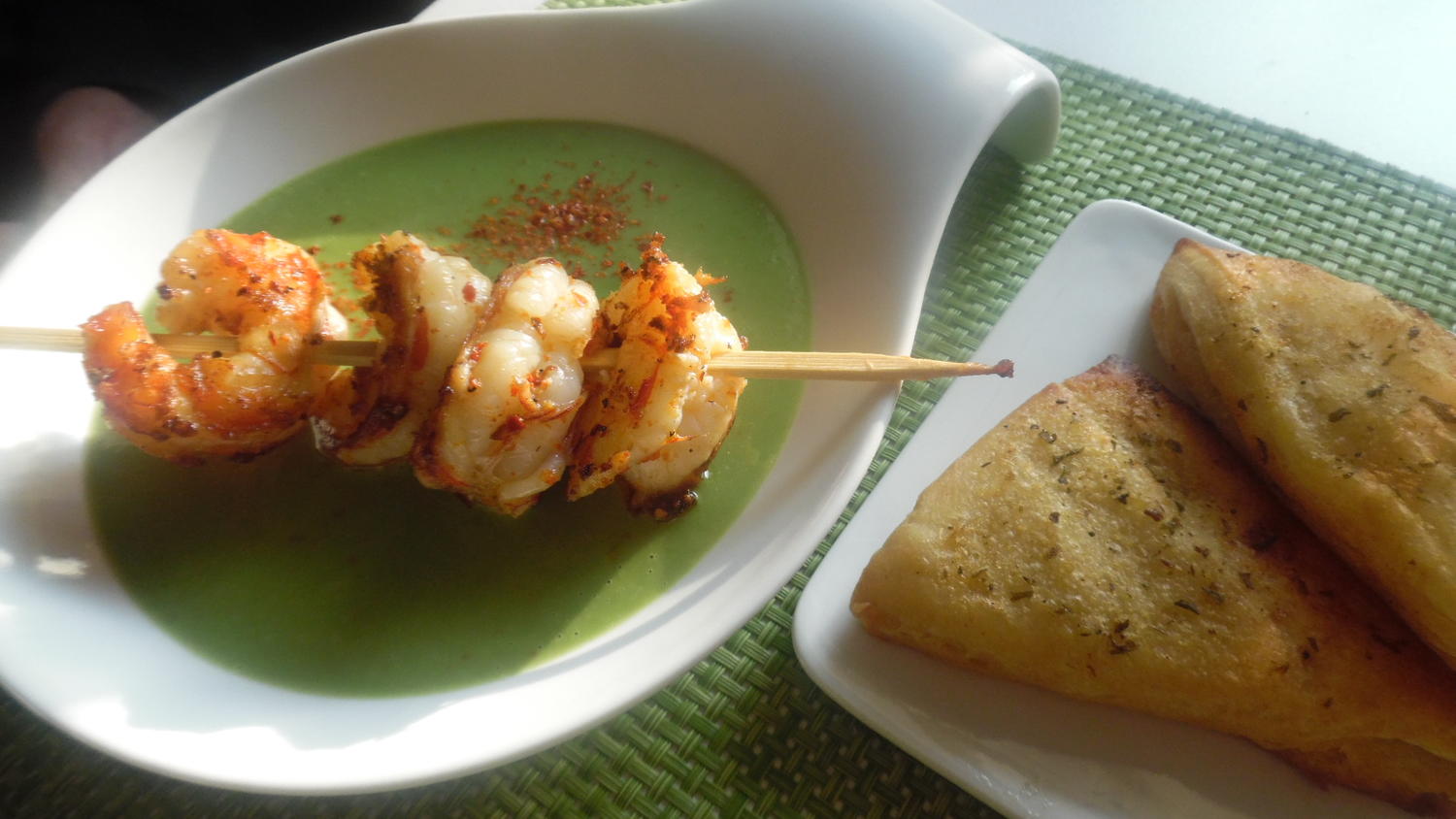 Grüne Erbsensuppe mit scharfem Garnelenspieß - Rezept - kochbar.de