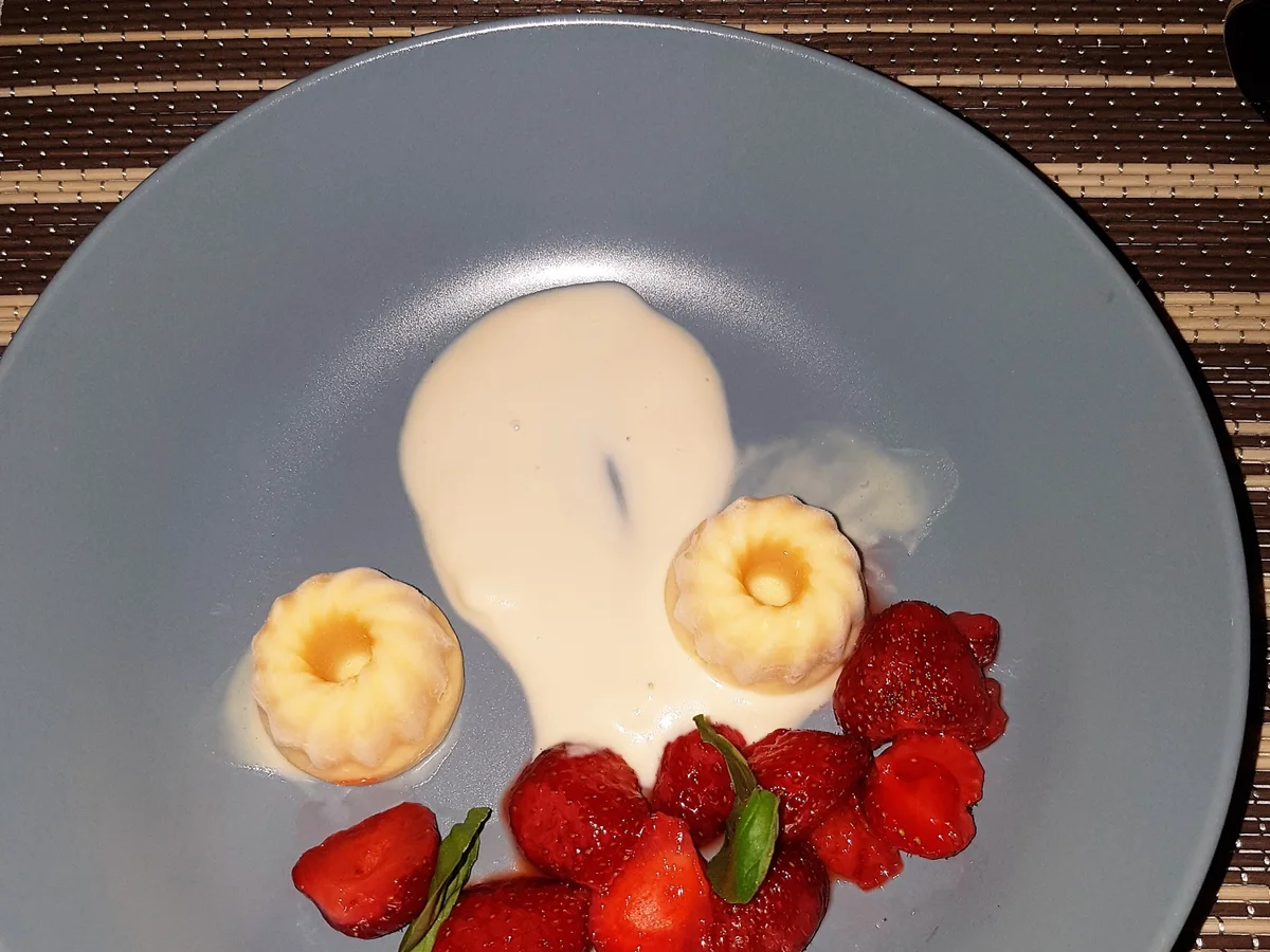 Marinierte Erdbeeren, Yuzueis, Mascarpone-Kastanienhonigschaum - Rezept - Bild Nr. 3072