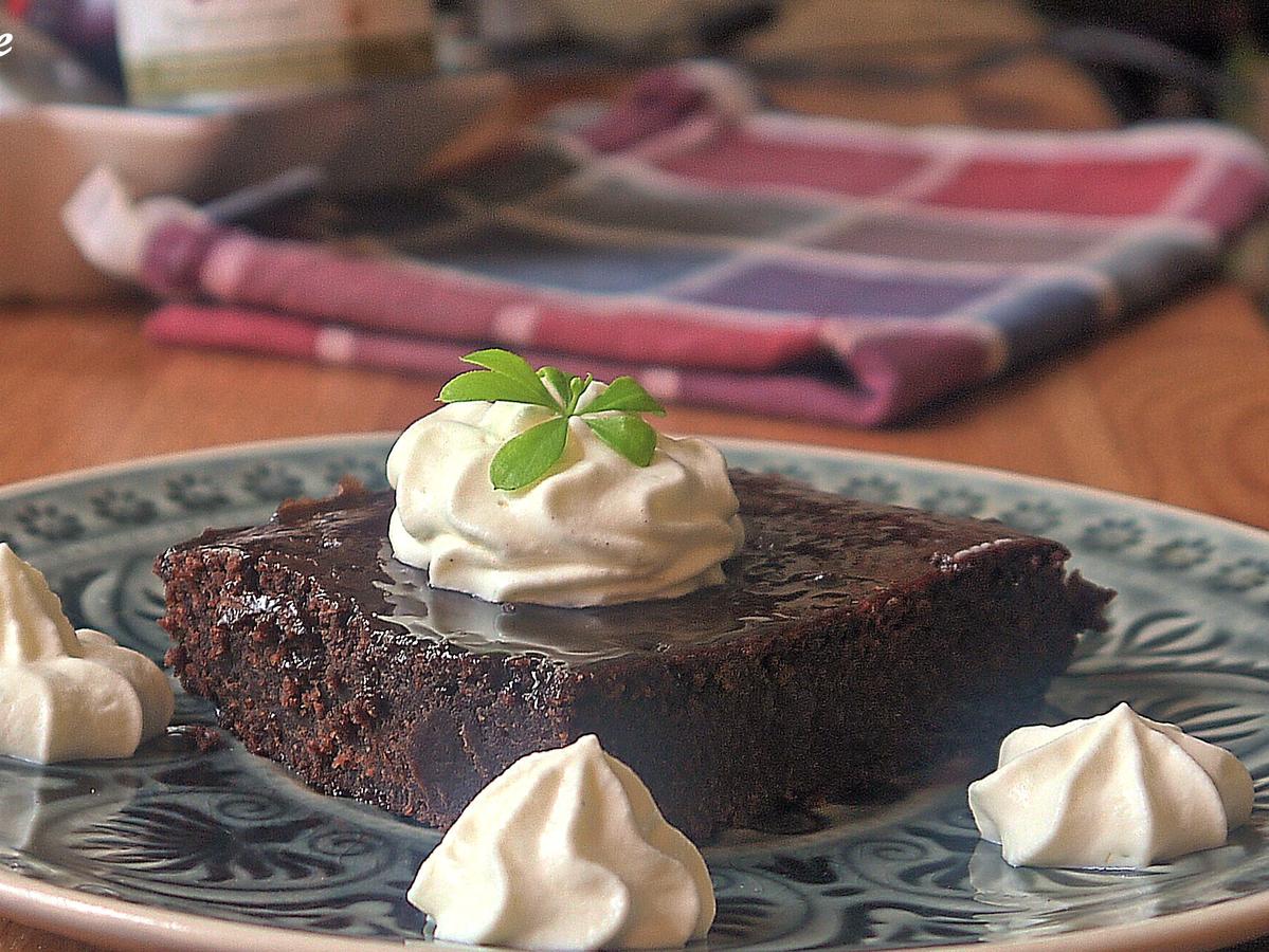 Cola-Kuchen mit Waldmeister-Sahne - Rezept - kochbar.de