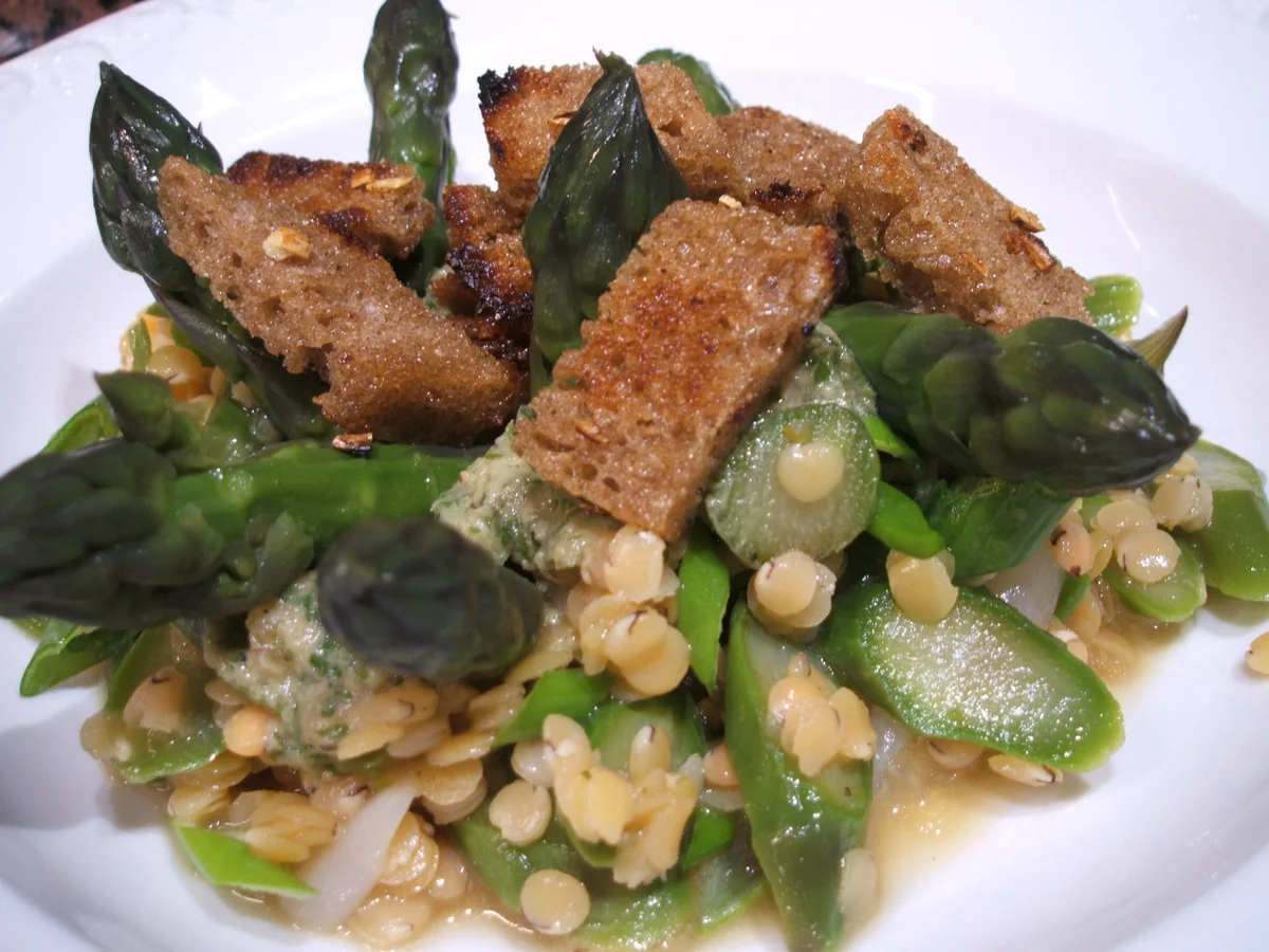 Salate: Linsen-Spargel-Salat mit Knoblauch-Croutons - Rezept - Bild Nr. 2941