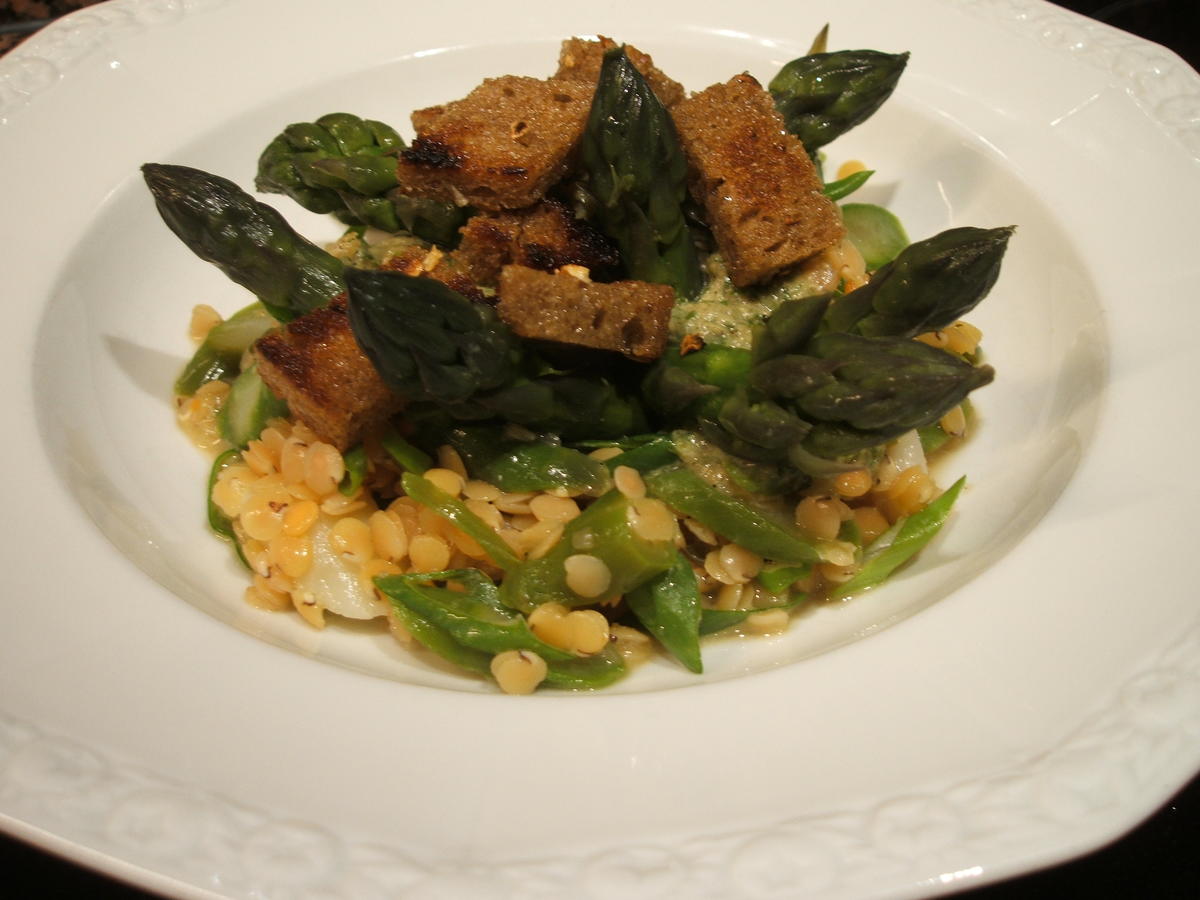 Salate: Linsen-Spargel-Salat mit Knoblauch-Croutons - Rezept - Bild Nr. 2952