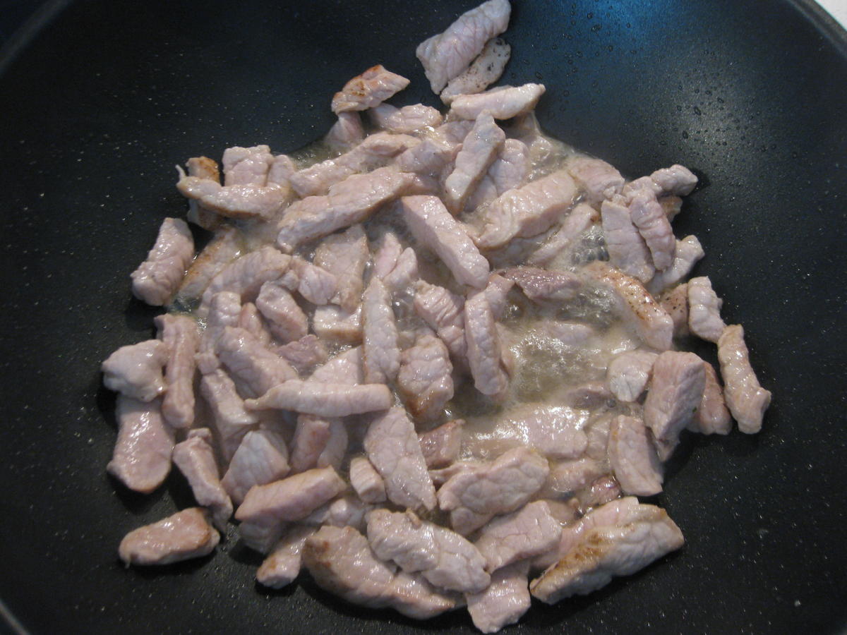 Gebratene Wok-Nudeln mit Schweinefleisch und Gemüse - Rezept - Bild Nr. 2942