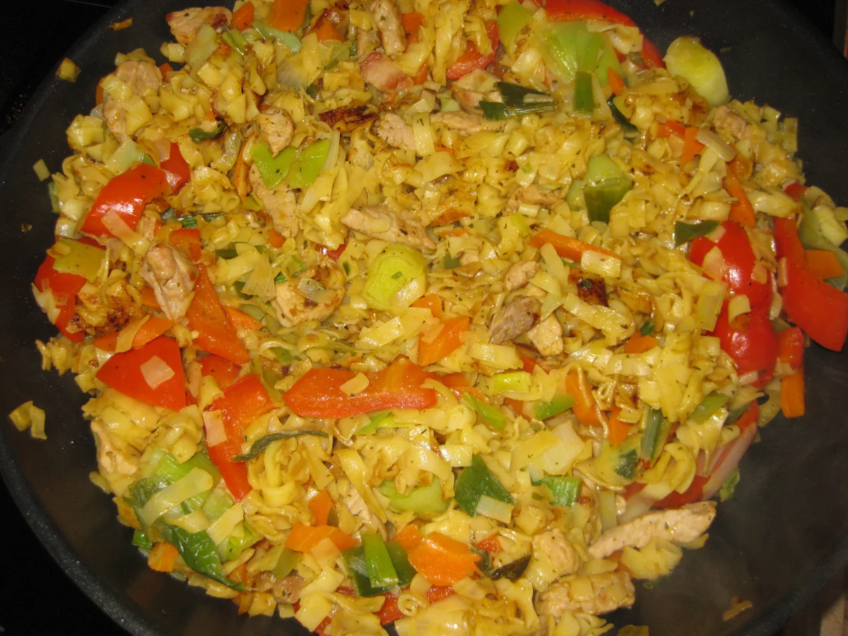 Gebratene Wok-Nudeln mit Schweinefleisch und Gemüse - Rezept - Bild Nr. 2944