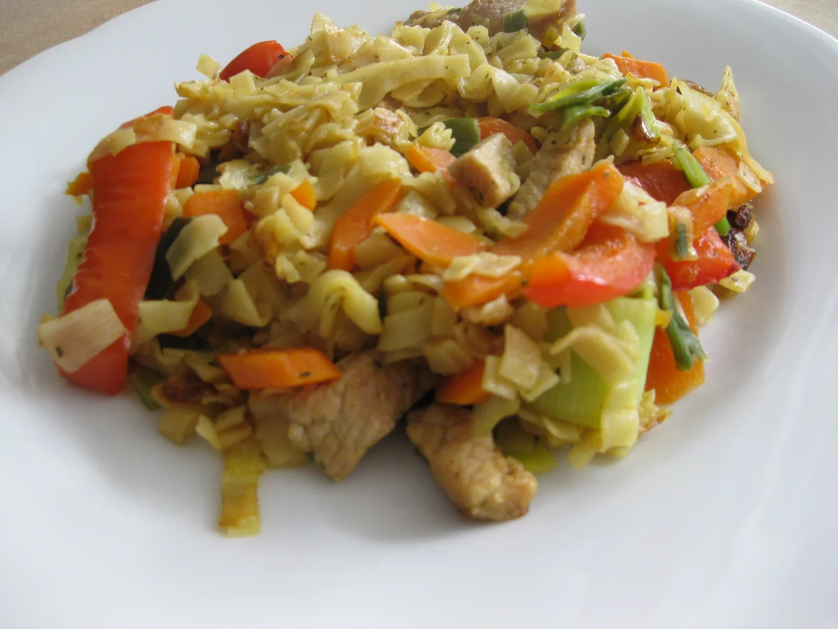 Gebratene Wok-Nudeln mit Schweinefleisch und Gemüse - Rezept - Bild Nr. 2945