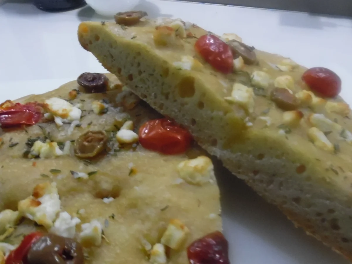 Focaccia mit Tomaten, Schafskäse und Oliven - Rezept - Bild Nr. 2948