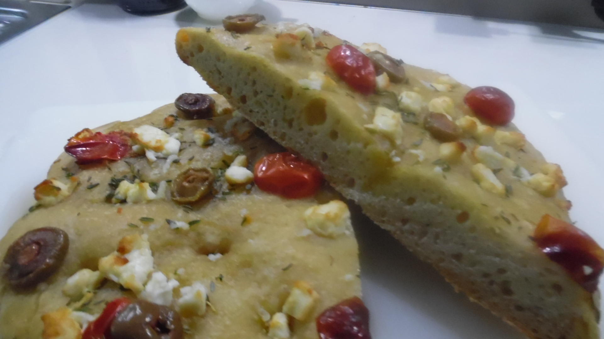 Bilder für Focaccia mit Tomaten, Schafskäse und Oliven - Rezept