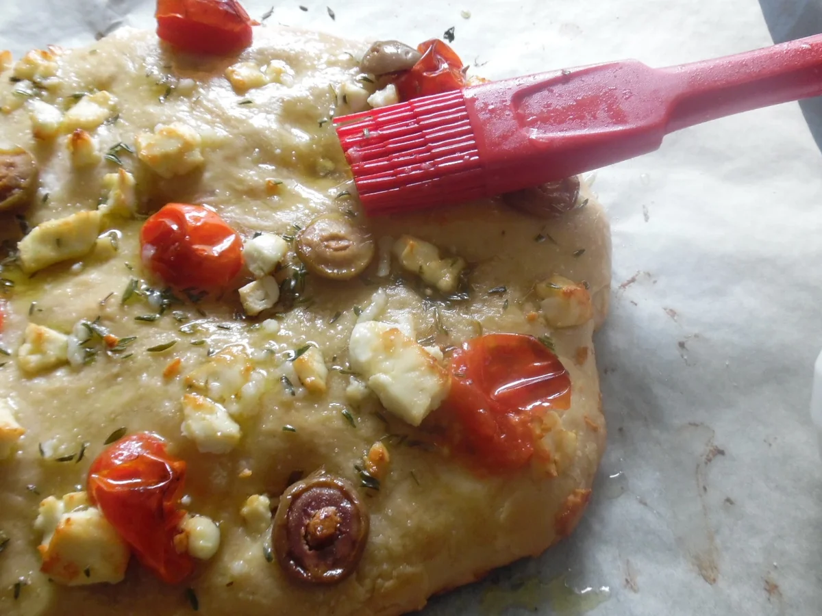 Focaccia mit Tomaten, Schafskäse und Oliven - Rezept - Bild Nr. 2949