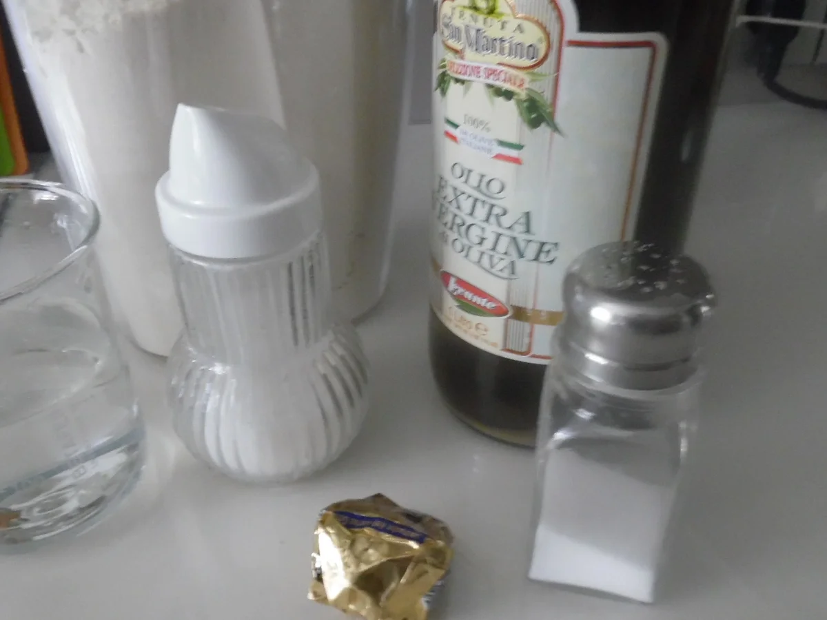 Focaccia mit Tomaten, Schafskäse und Oliven - Rezept - Bild Nr. 2959