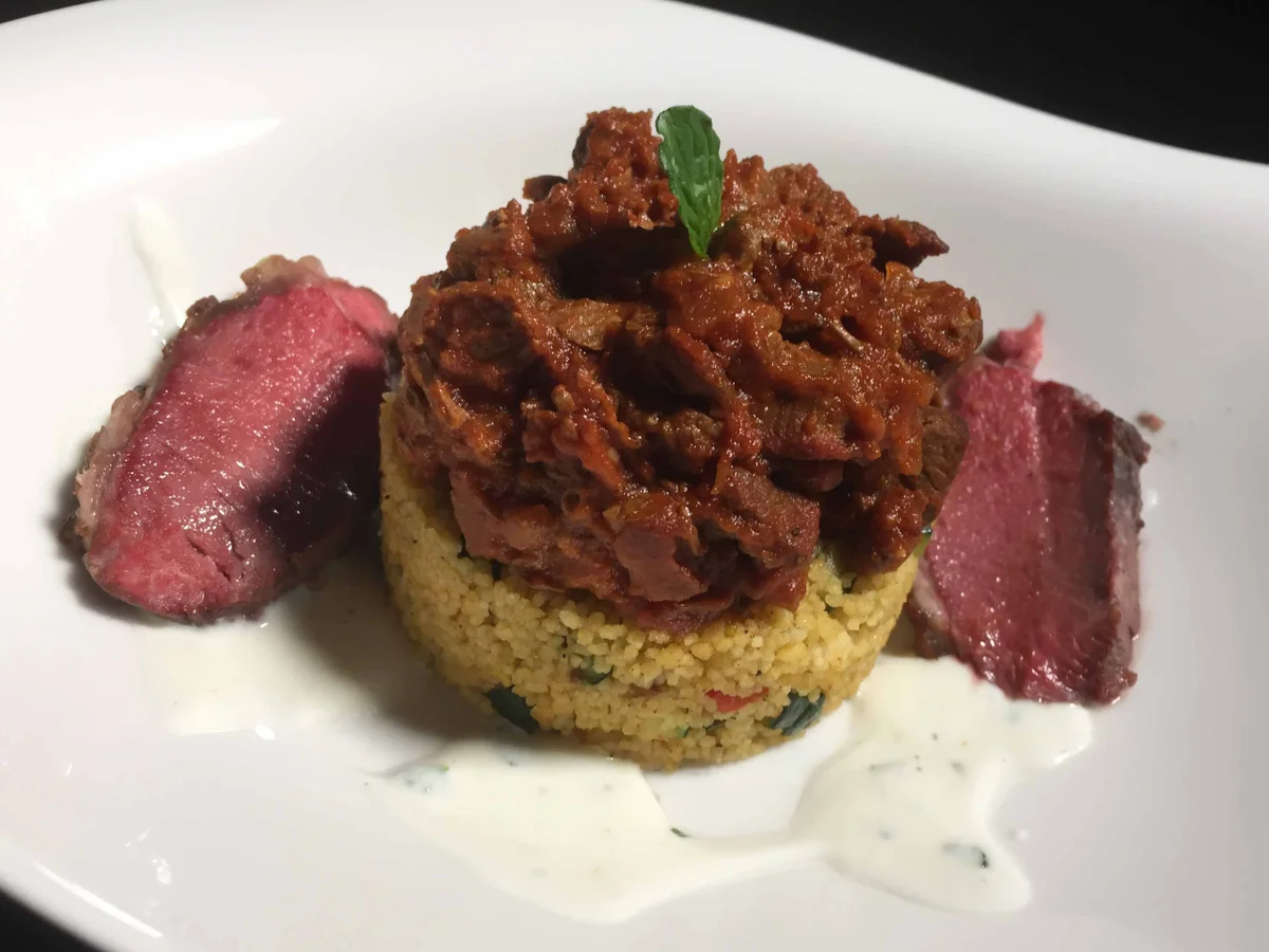 Zweierlei Eifellamm auf orientalischen Couscous mit Limonen-Minzjoghurt - Rezept - Bild Nr. 2