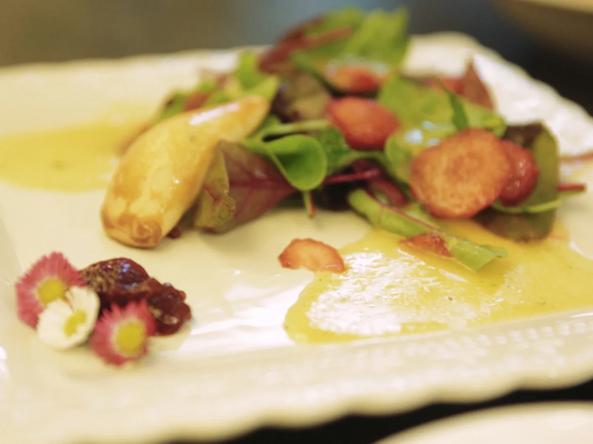 Mangoldtäschchen auf fruchtigem Pflücksalat - Rezept - Bild Nr. 2
