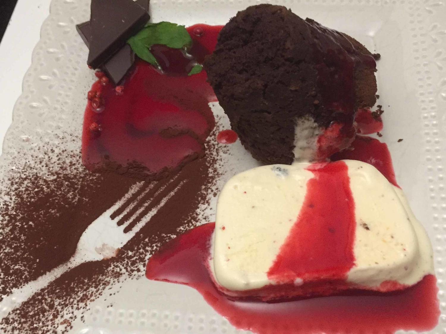 Schokovulkan und Halbgefrorenes mit Feuerbeeren - Rezept - kochbar.de