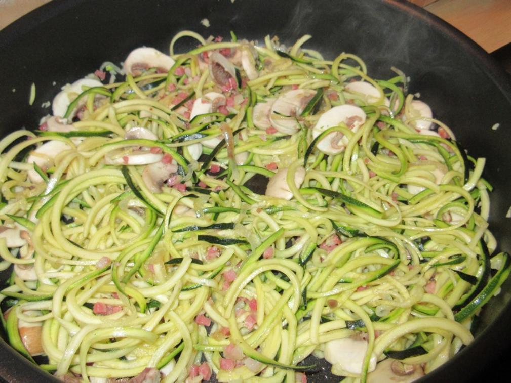 Zucchini-Spaghetti leicht &amp; lecker - Rezept - kochbar.de