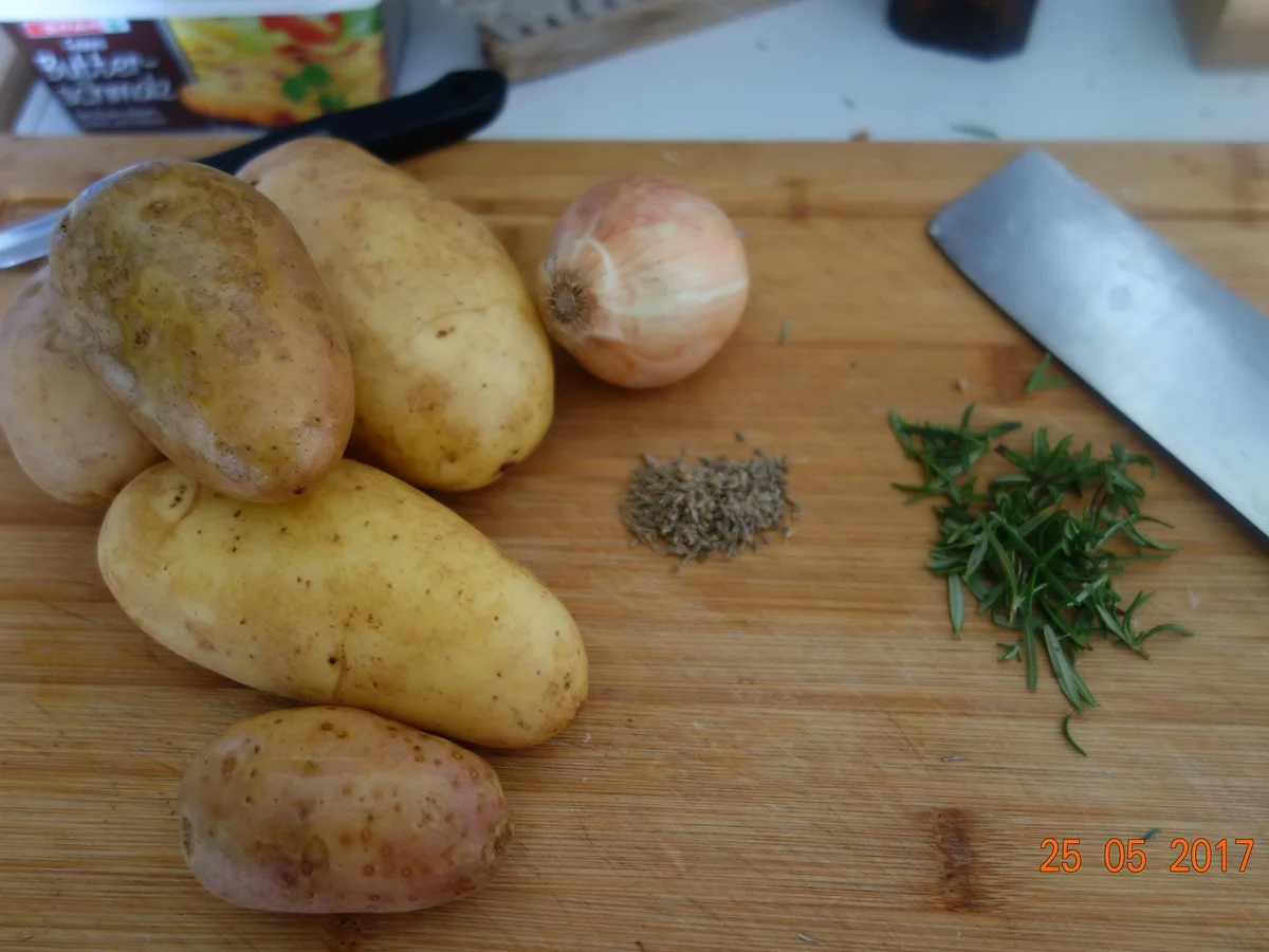 Rezept: BEILAGE: Rosmarin-Anis-Zwiebel Kartofferl; Bild Nr. 2961 BEILAGE: Rosmarin-Anis-Zwiebel Kartofferl; - Rezept - Bild Nr. 2961