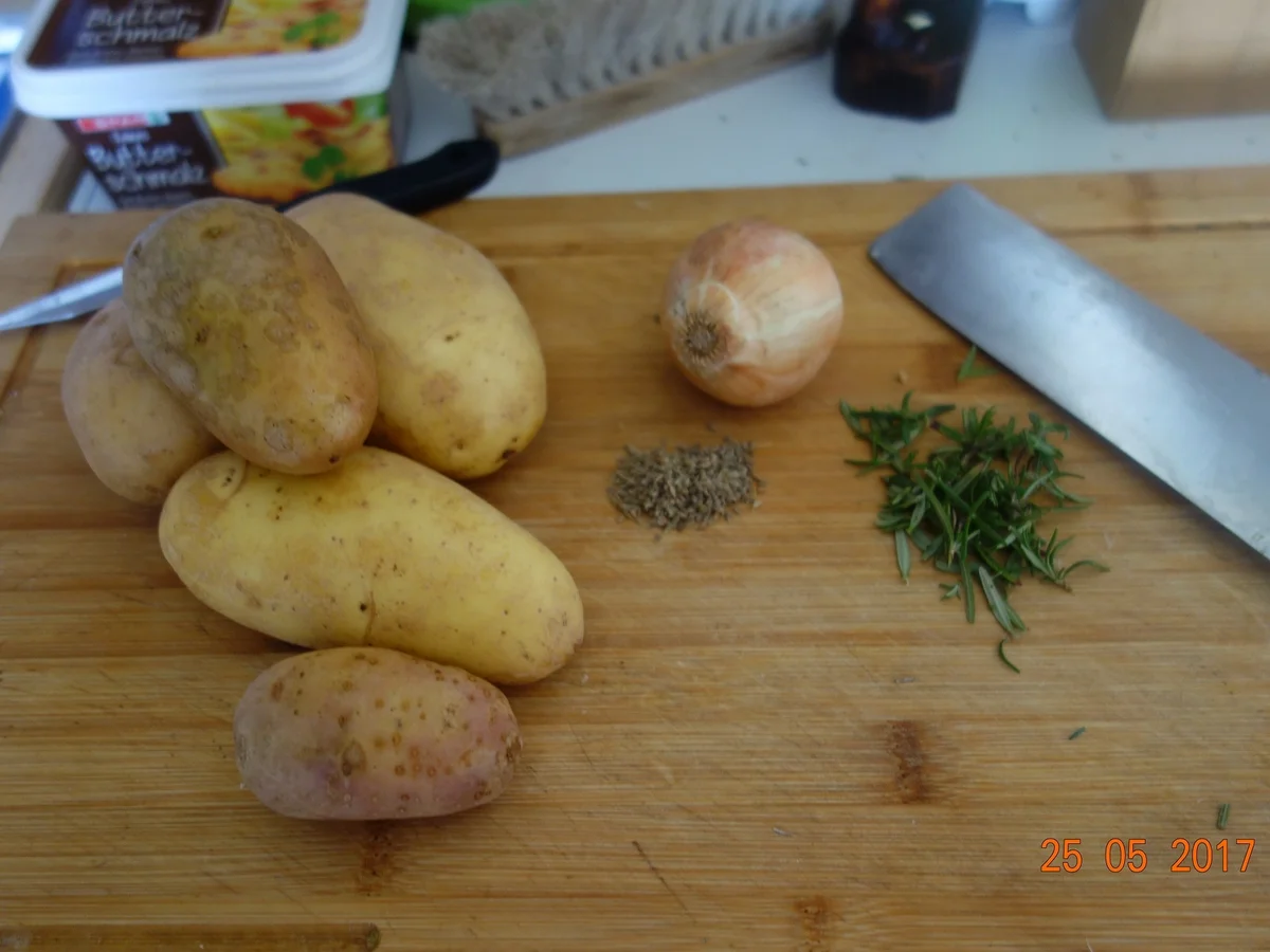 Rezept: BEILAGE: Rosmarin-Anis-Zwiebel Kartofferl; Bild Nr. 2963 BEILAGE: Rosmarin-Anis-Zwiebel Kartofferl; - Rezept - Bild Nr. 2963