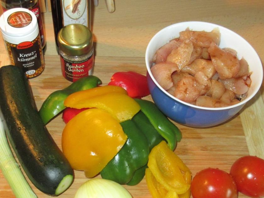 Hähnchen in Erdnuss-Soße mit Wok-Gemüse - Rezept