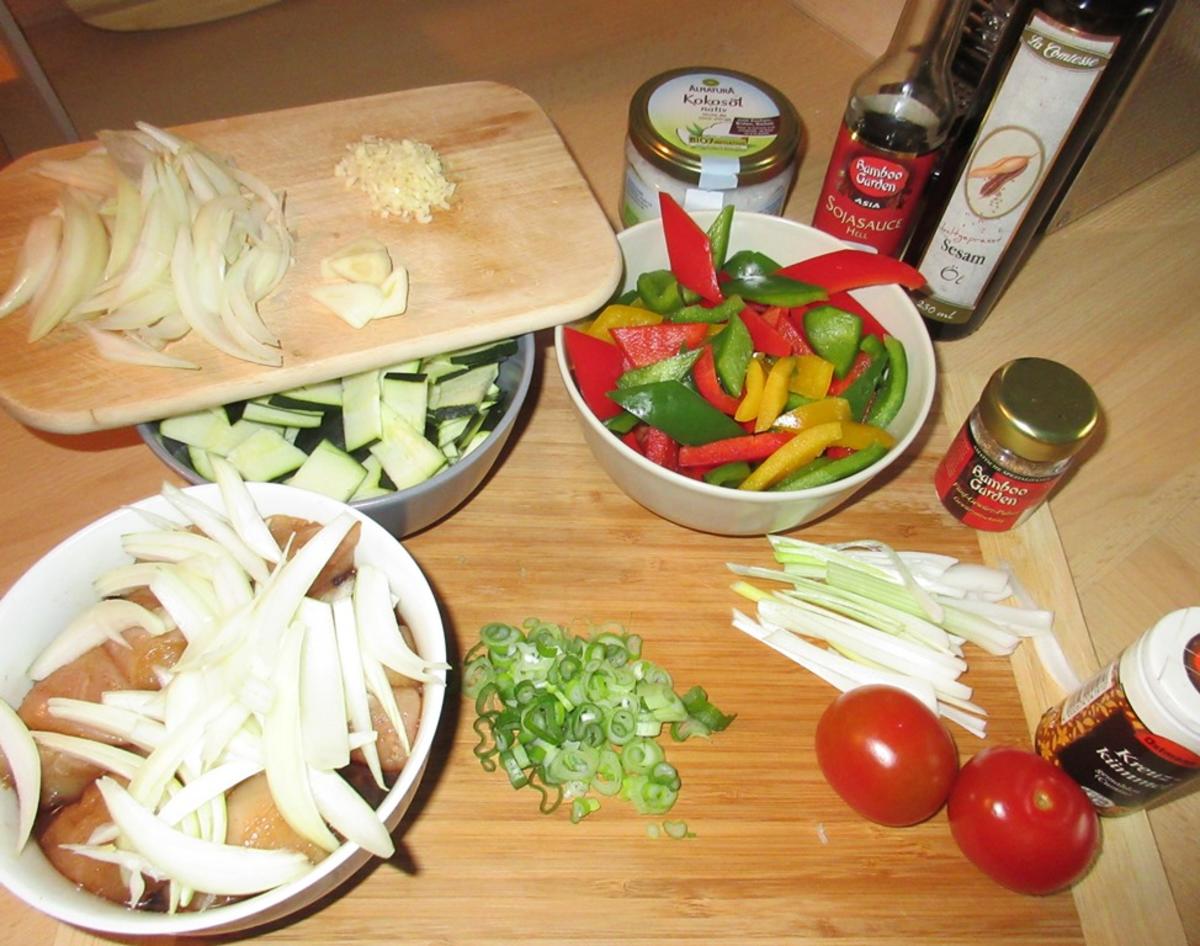 Hähnchen in Erdnuss-Soße mit Wok-Gemüse - Rezept - Bild Nr. 2953