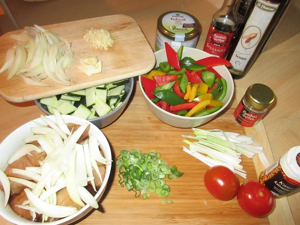 Rezept: Hähnchen in Erdnuss-Soße mit Wok-Gemüse Bild Nr. 2953 Hähnchen in Erdnuss-Soße mit Wok-Gemüse - Rezept - Bild Nr. 2953