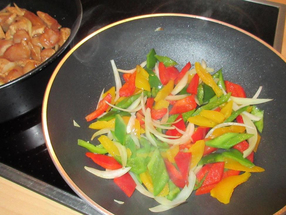 Hähnchen in Erdnuss-Soße mit Wok-Gemüse - Rezept - kochbar.de