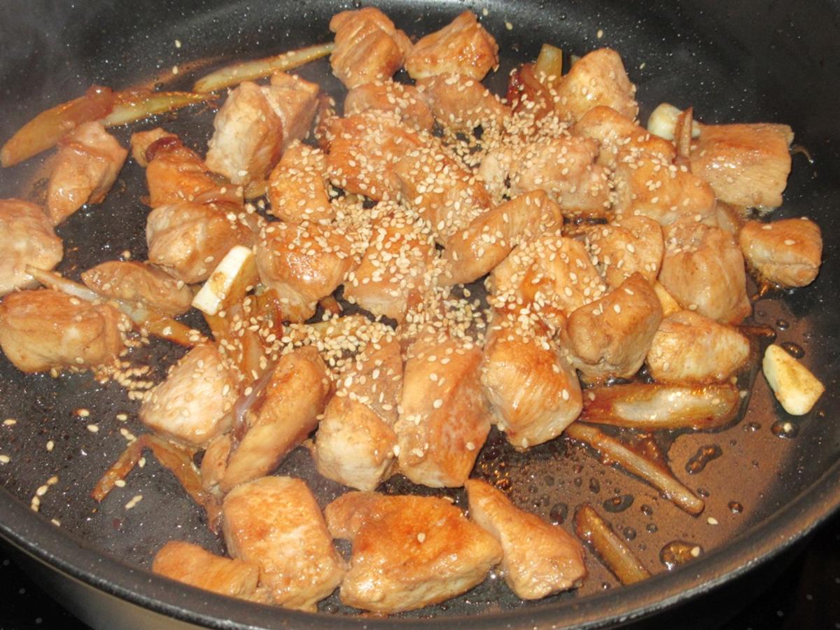 Hähnchen in Erdnuss-Soße mit Wok-Gemüse - Rezept - kochbar.de