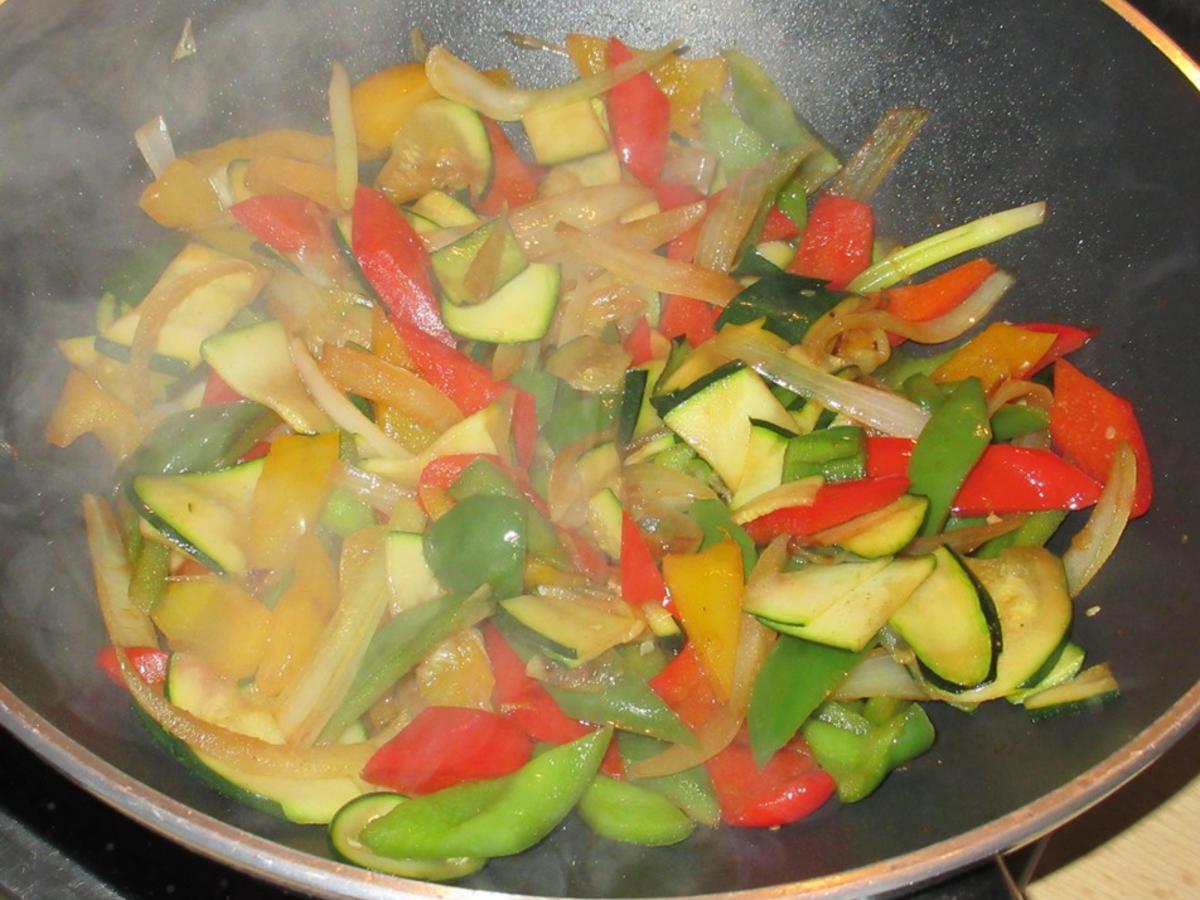 Hähnchen in Erdnuss-Soße mit Wok-Gemüse - Rezept - kochbar.de