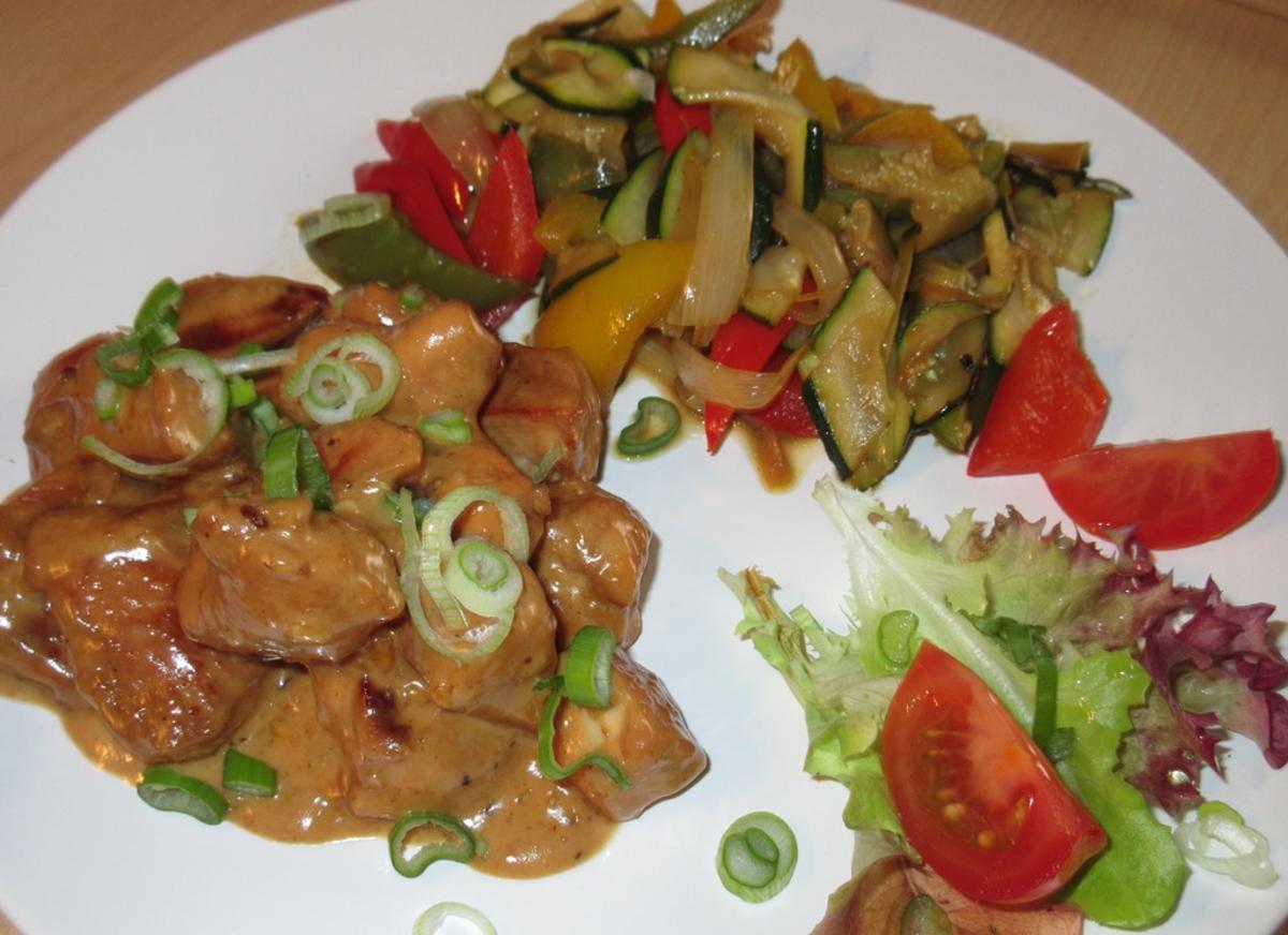 Hähnchen in Erdnuss-Soße mit Wok-Gemüse - Rezept - kochbar.de