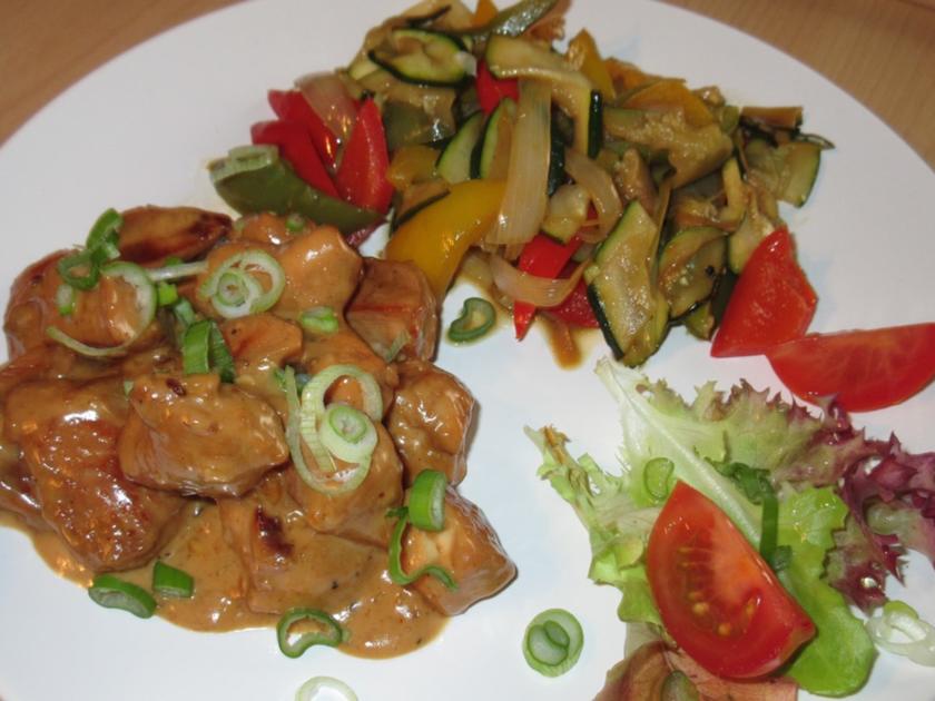 Hähnchen in Erdnuss-Soße mit Wok-Gemüse - Rezept - kochbar.de