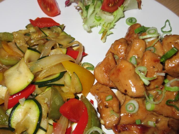 Hähnchen in Erdnuss-Soße mit Wok-Gemüse - Rezept - kochbar.de