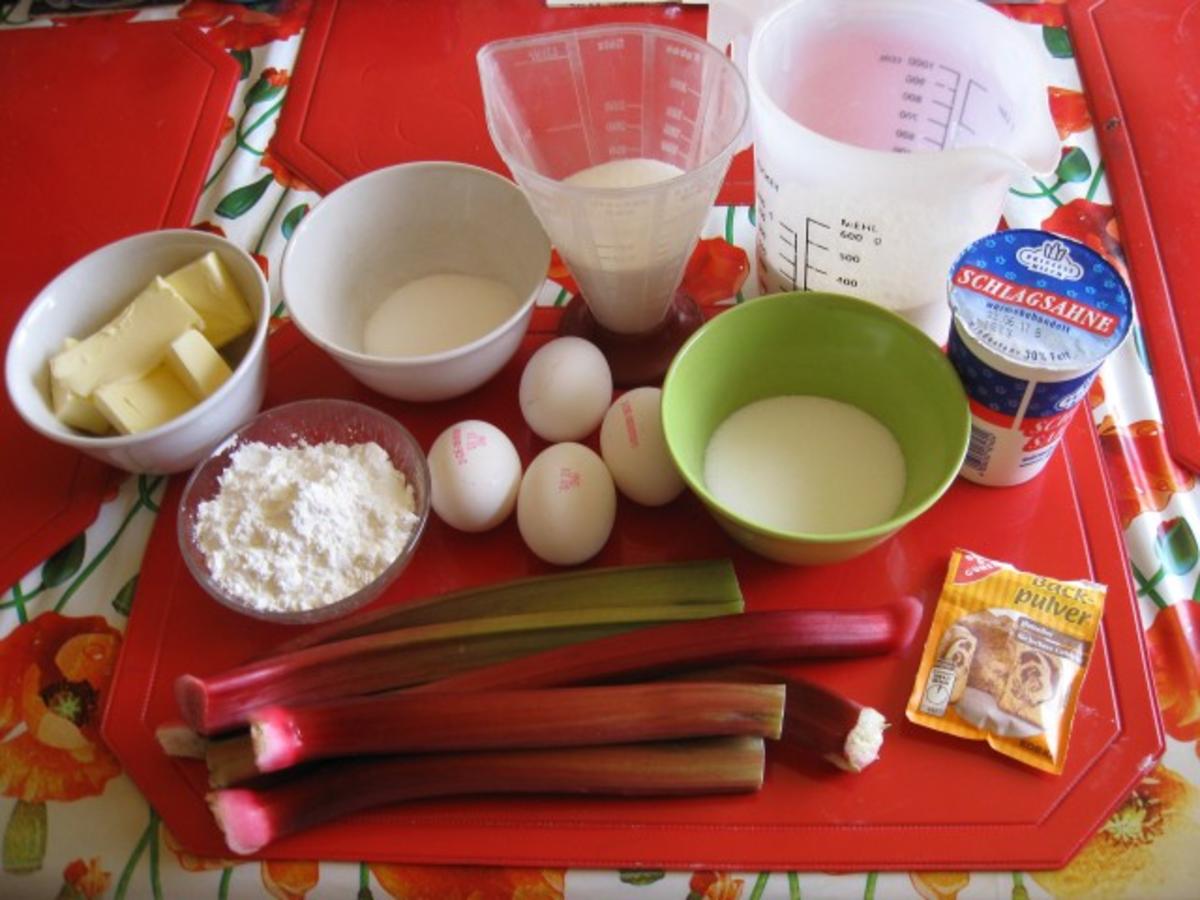 Rhabarberkuchen mit Sahneguss und Baiserhaube - Rezept - kochbar.de