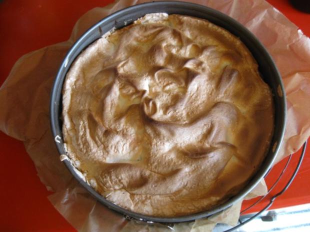 Rhabarberkuchen mit Sahneguss und Baiserhaube - Rezept - kochbar.de