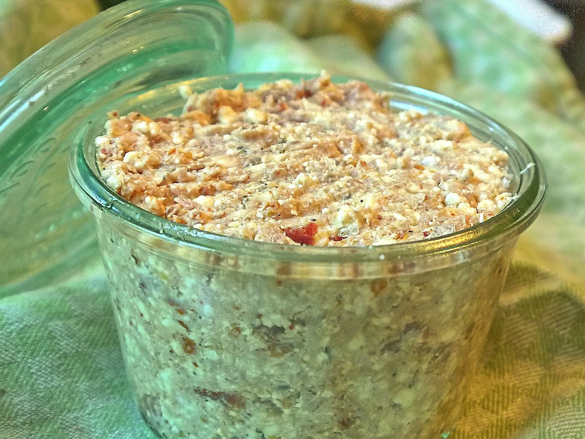 Rezept: Pikanter Feta-Thunfisch-Tomaten-Aufstrich Bild Nr. 2 Pikanter Feta-Thunfisch-Tomaten-Aufstrich - Rezept - Bild Nr. 2