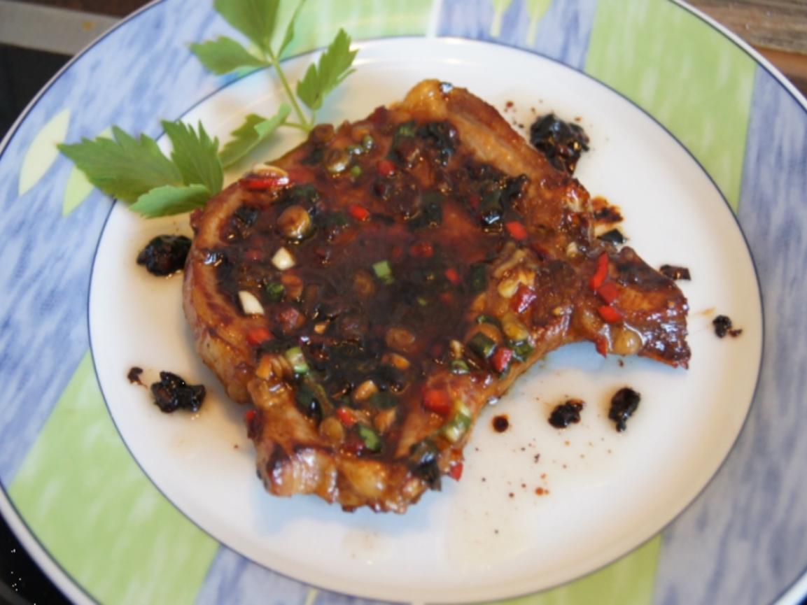 Asia-Koteletts mit Salat und Baguette-Topinki - Rezept - kochbar.de