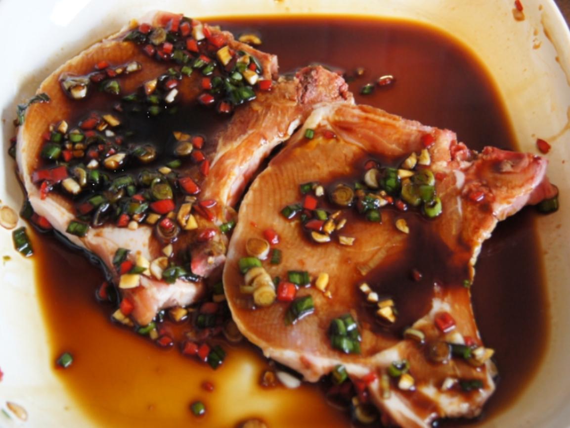 Asia-Koteletts mit Salat und Baguette-Topinki - Rezept - kochbar.de