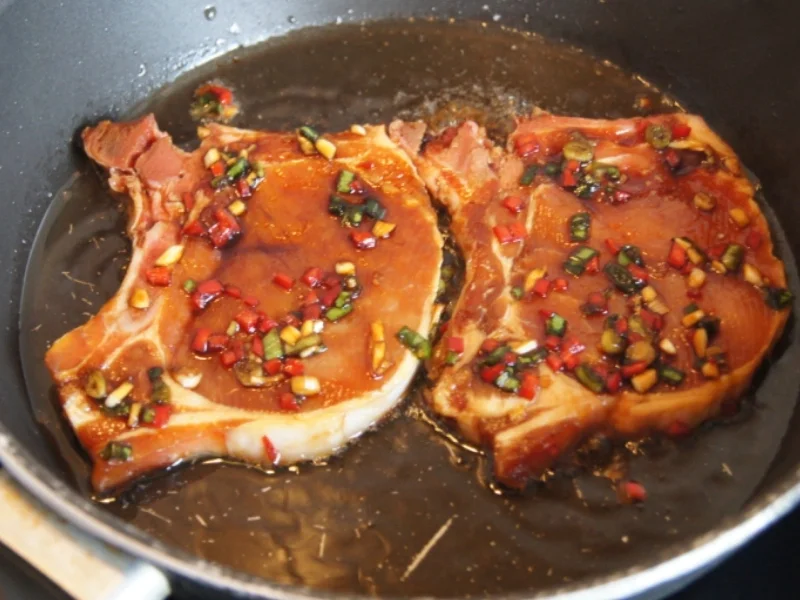 Asia-Koteletts mit Salat und Baguette-Topinki - Rezept - Bild Nr. 2990