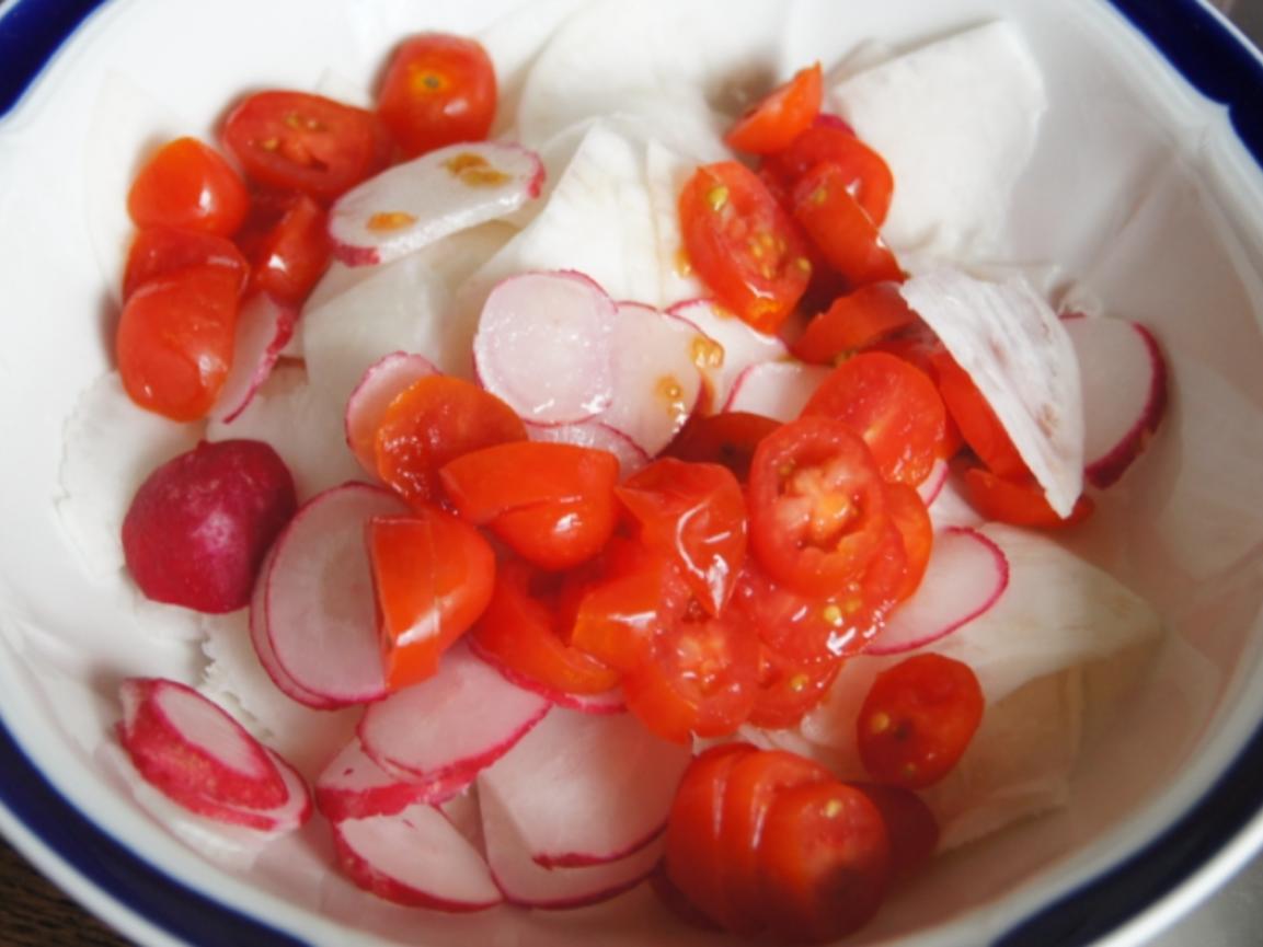 Asia-Koteletts mit Salat und Baguette-Topinki - Rezept - kochbar.de