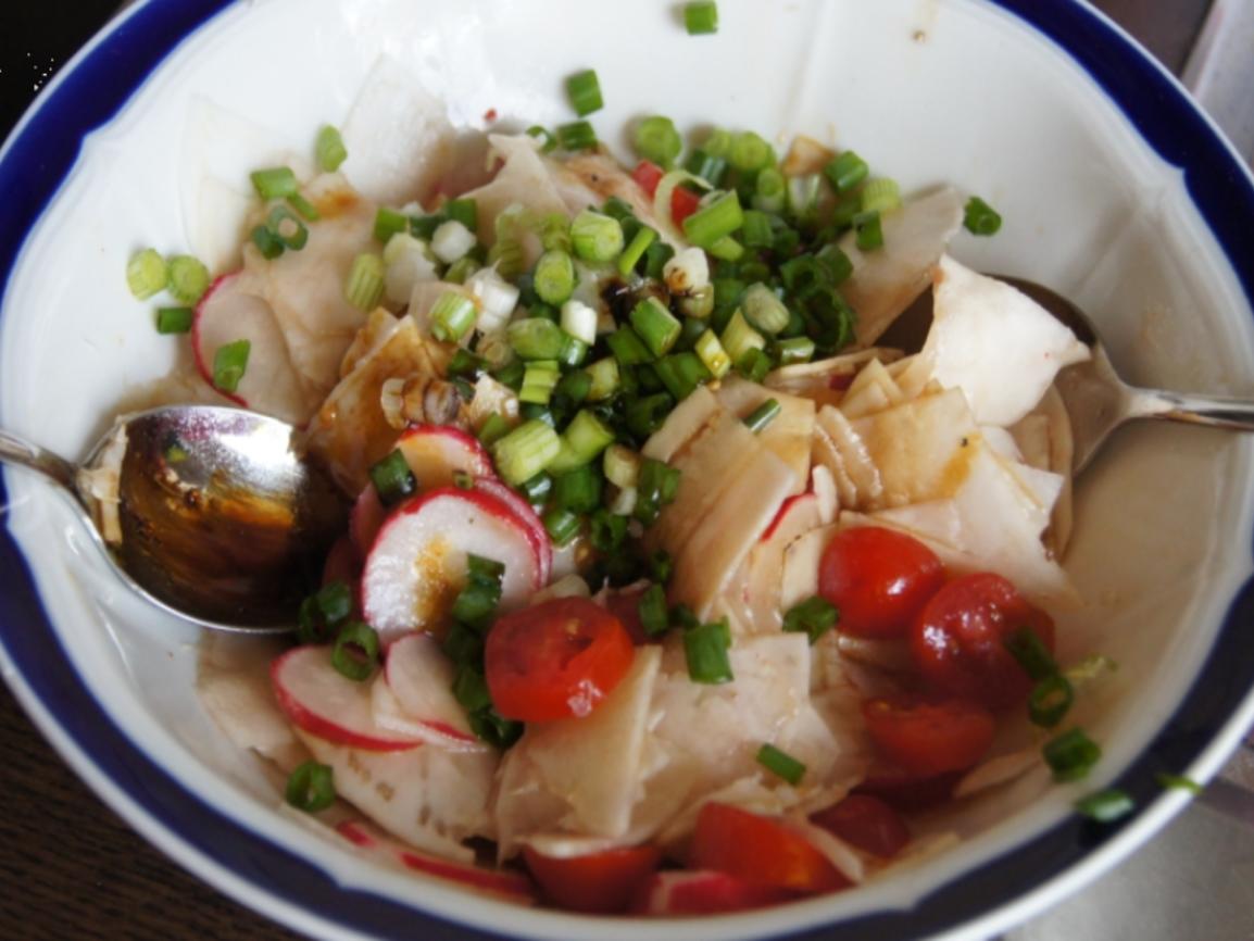 Asia-Koteletts mit Salat und Baguette-Topinki - Rezept - kochbar.de