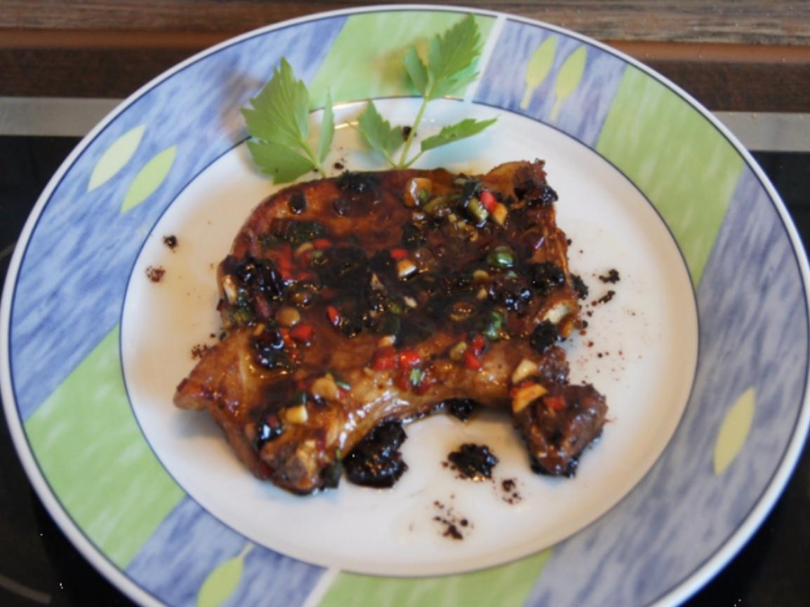 Asia-Koteletts mit Salat und Baguette-Topinki - Rezept - kochbar.de