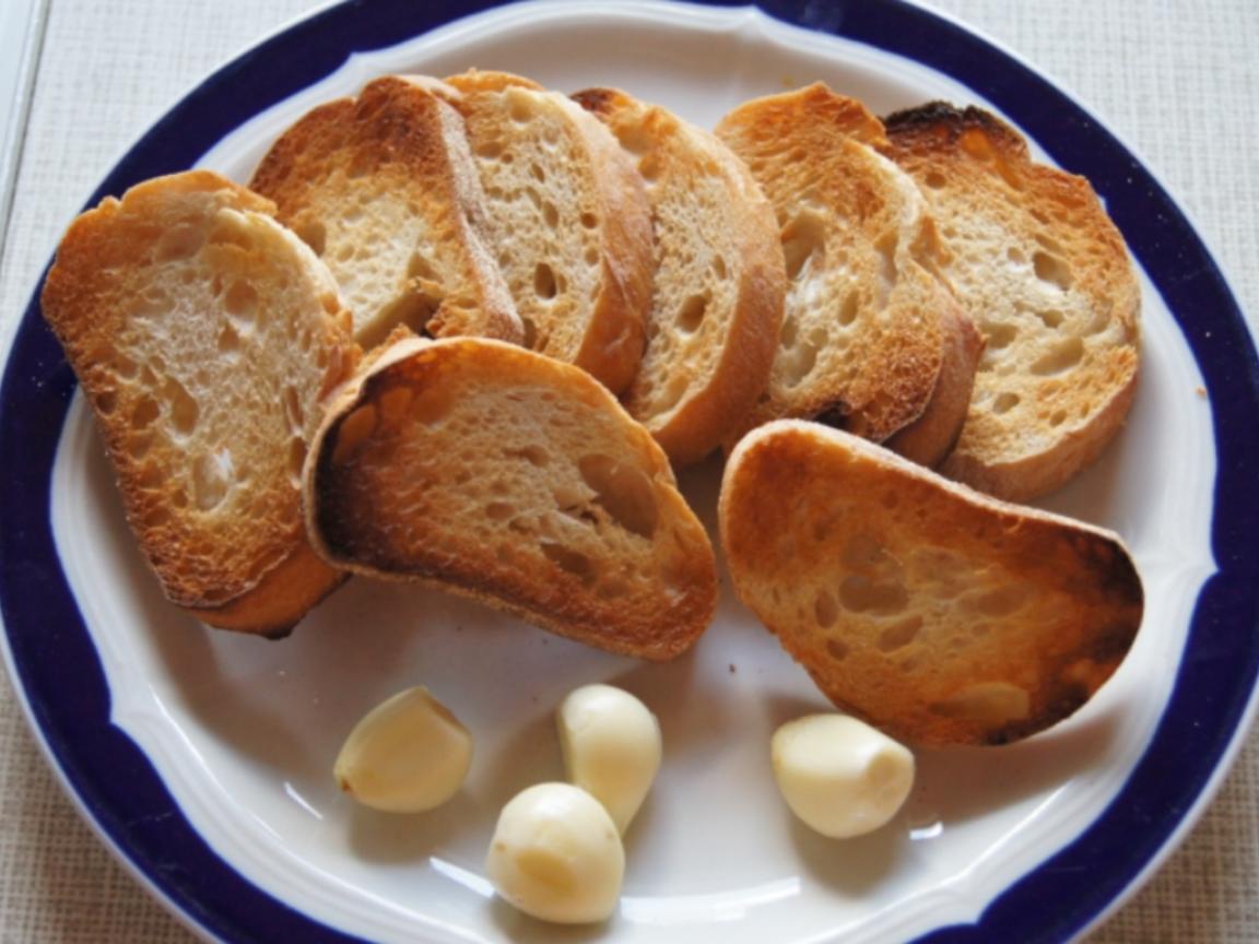 Asia-Koteletts mit Salat und Baguette-Topinki - Rezept - kochbar.de