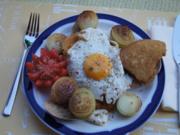Wiener Schnitzel vom Schwein mit Zwiebeln und Spiegelei - Rezept - Bild Nr. 2