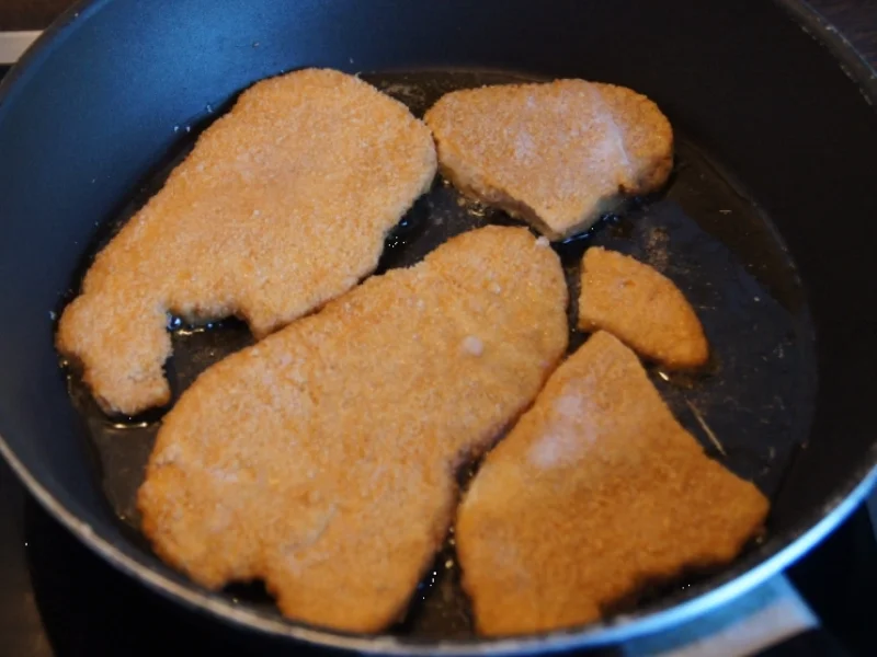 Rezept: Wiener Schnitzel vom Schwein mit Zwiebeln und Spiegelei Bild Nr. 5 Wiener Schnitzel vom Schwein mit Zwiebeln und Spiegelei - Rezept - Bild Nr. 5