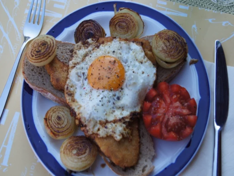 Rezept: Wiener Schnitzel vom Schwein mit Zwiebeln und Spiegelei Bild Nr. 7 Wiener Schnitzel vom Schwein mit Zwiebeln und Spiegelei - Rezept - Bild Nr. 7