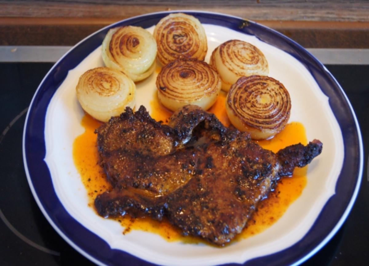 Bilder für Paprika-Steak mit Zwiebeln und Beilagen - Rezept