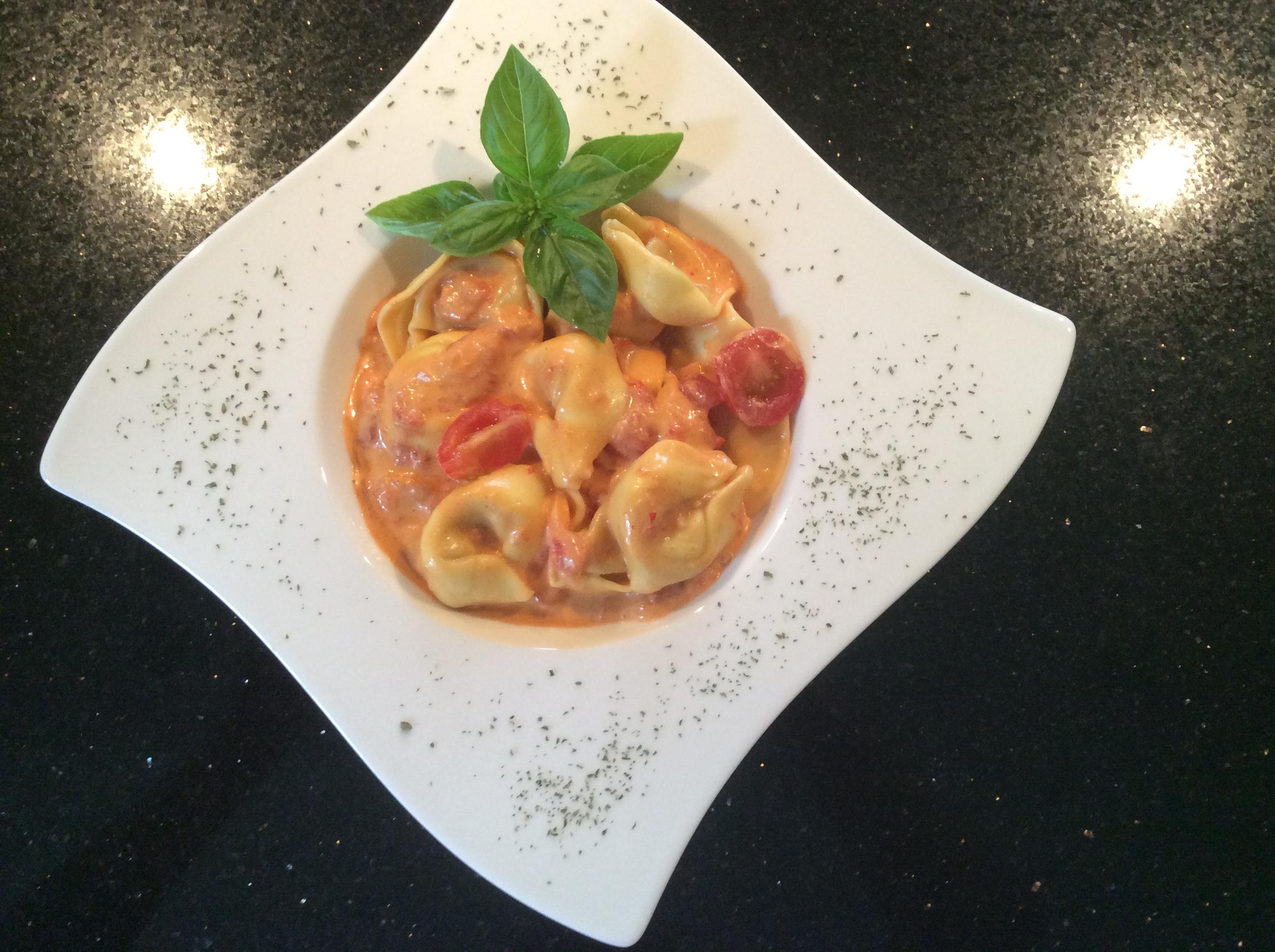 Tortellini mit fruchtiger Tomatensauce - Rezept By Brausewind