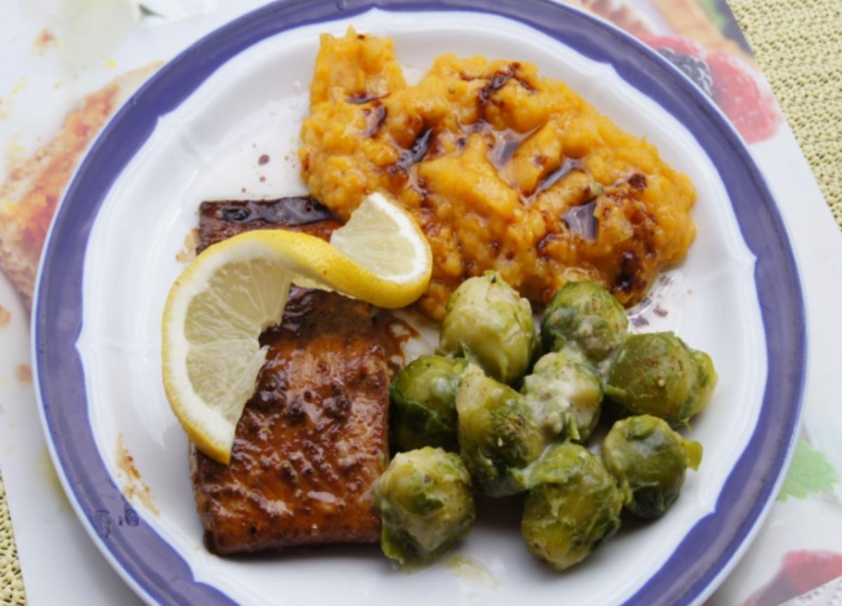 Bilder für Pazifik Wildlachsfilet mit Rosenkohl und Süßkartoffelstampf - Rezept