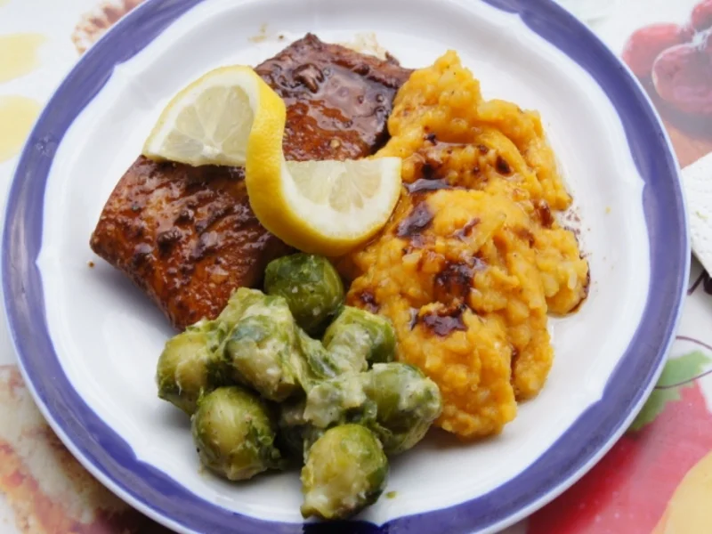 Pazifik Wildlachsfilet mit Rosenkohl und Süßkartoffelstampf - Rezept - Bild Nr. 2998
