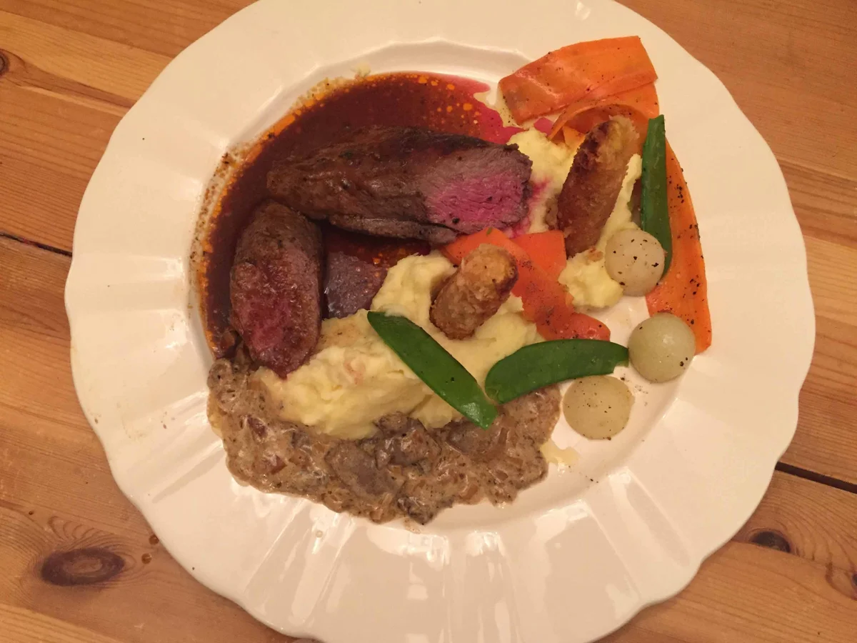 Rehrücken an Kartoffel-Sellerie-Püree, Morchelrahmsoße & gedünstetem Sommergemüse - Rezept - Bild Nr. 2