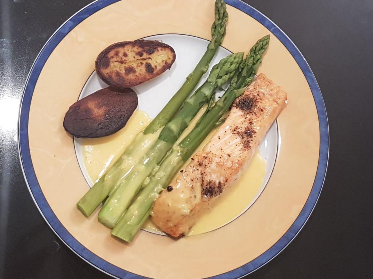 Poschierter Lachs mit grünem Spargel an Limetten-Zitronen-Hollandaise ...