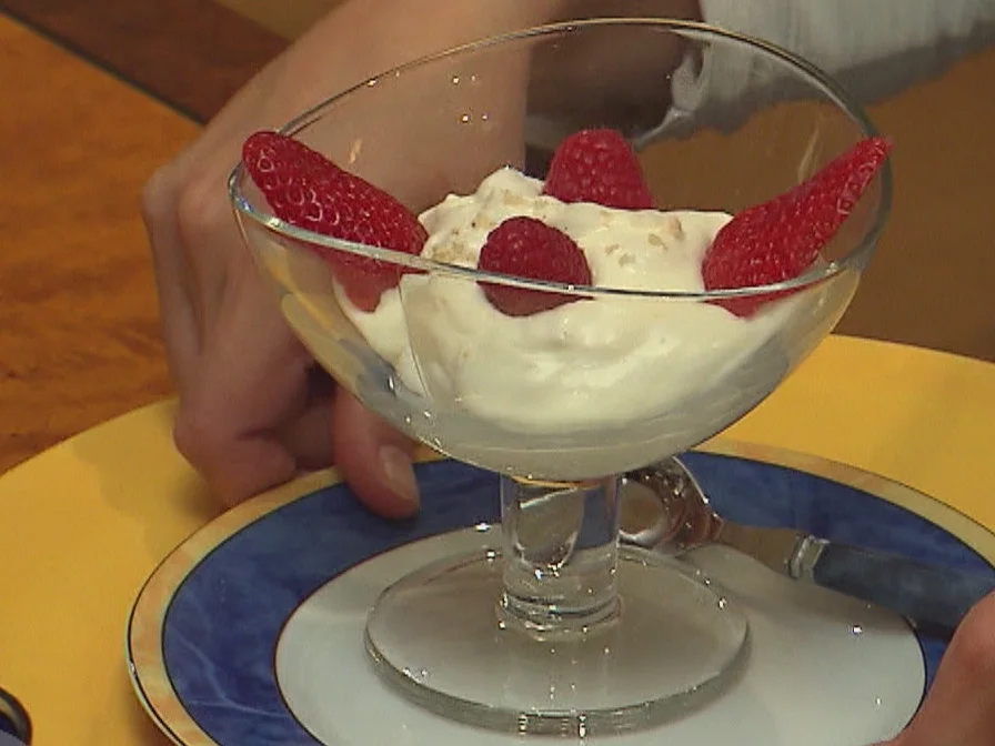 Rezept: Eierlikör-Baiser-Schaum mit roten Früchten Bild Nr. 2 Eierlikör-Baiser-Schaum mit roten Früchten - Rezept - Bild Nr. 2