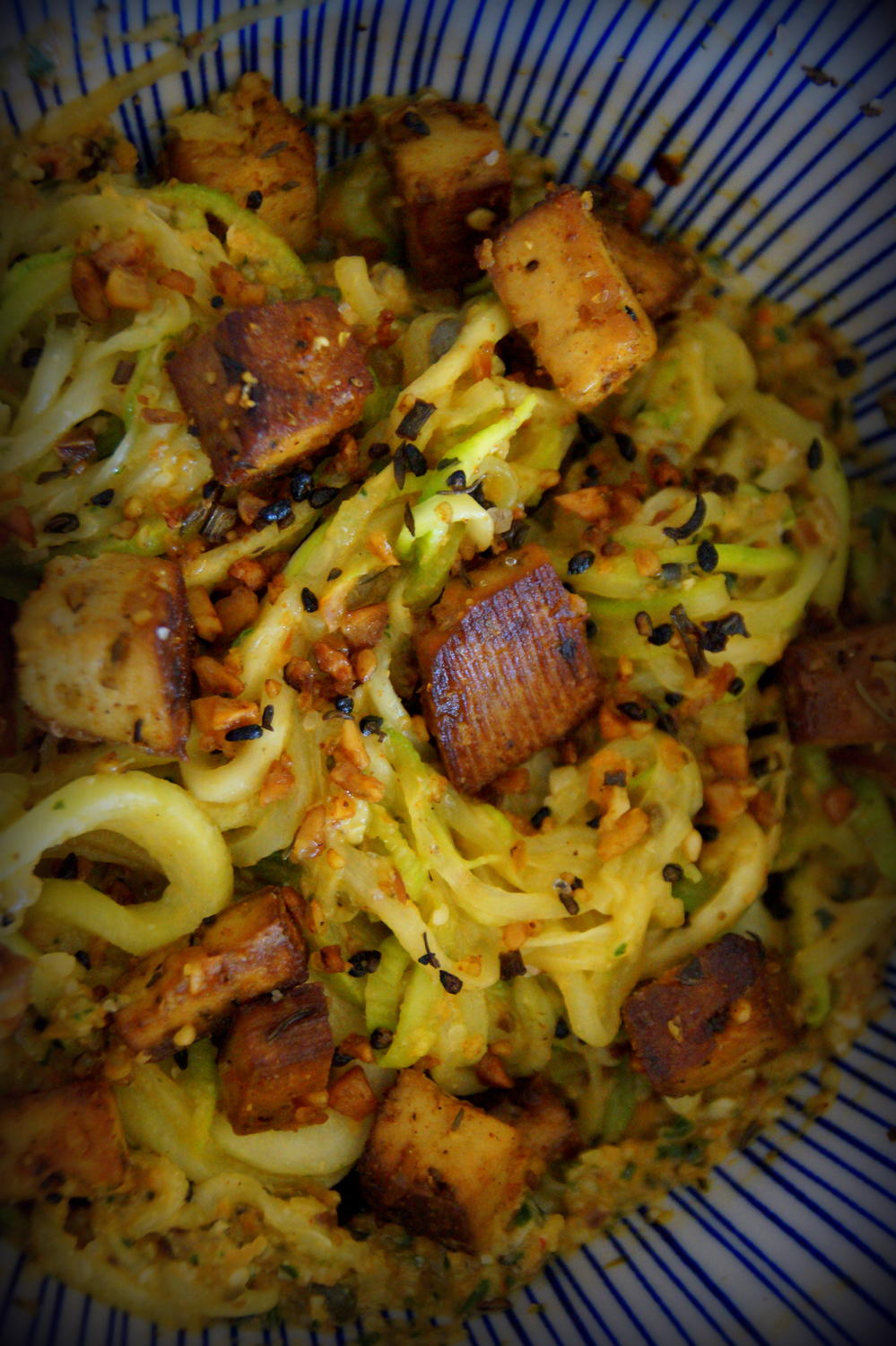 Vegetarisches Zucchinispaghetti-Tofu-Gericht - Rezept - kochbar.de