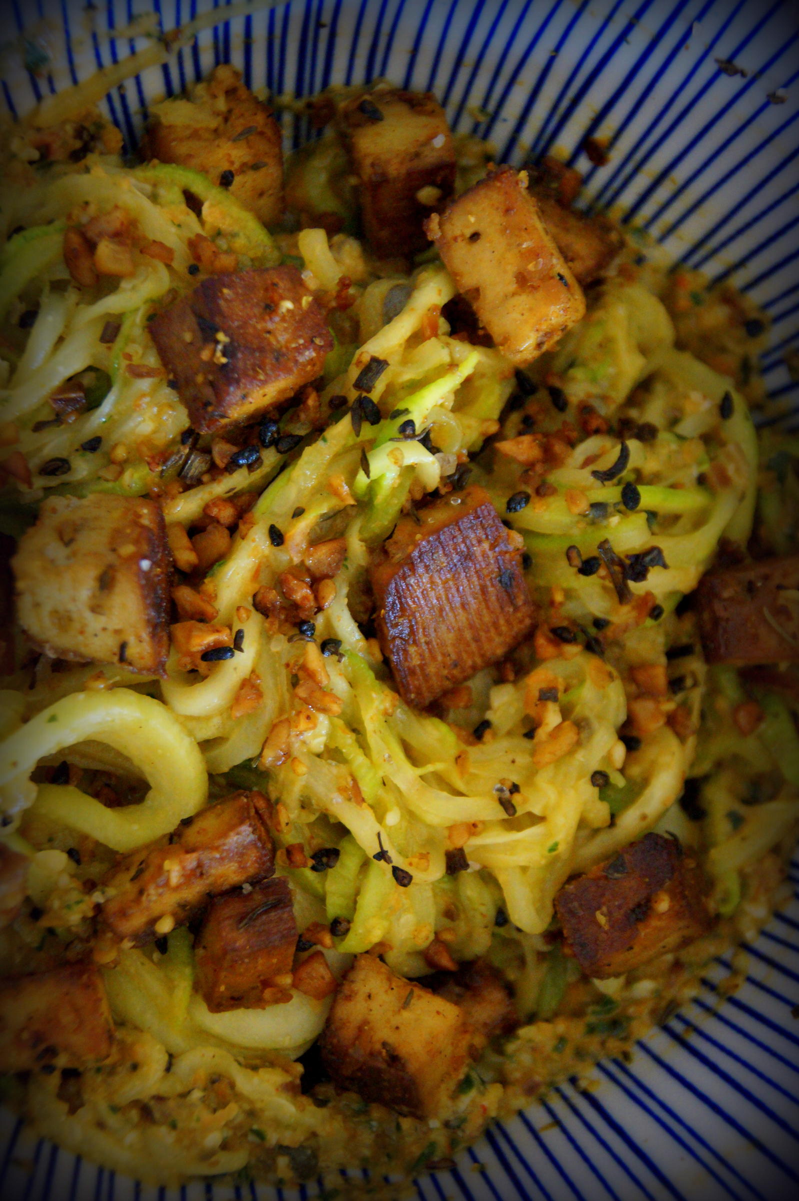 Bilder für Vegetarisches Zucchinispaghetti-Tofu-Gericht - Rezept