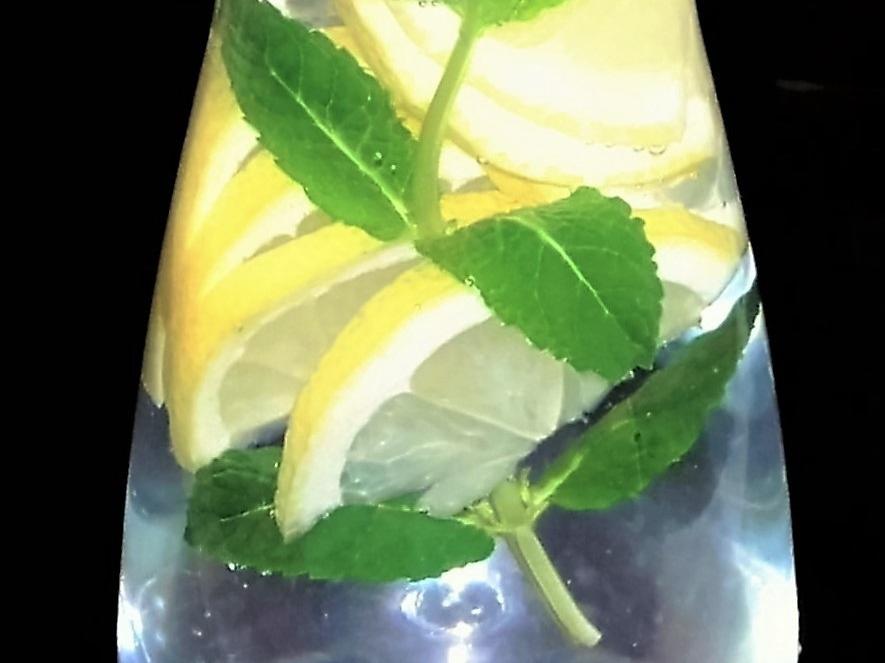 Erfrischungsgetränk Zitronenwasser mit Minze einfach von Adefa